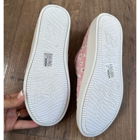 Kids Blowfish Malibu Pink floral print sneakers - Picture 2 of 4